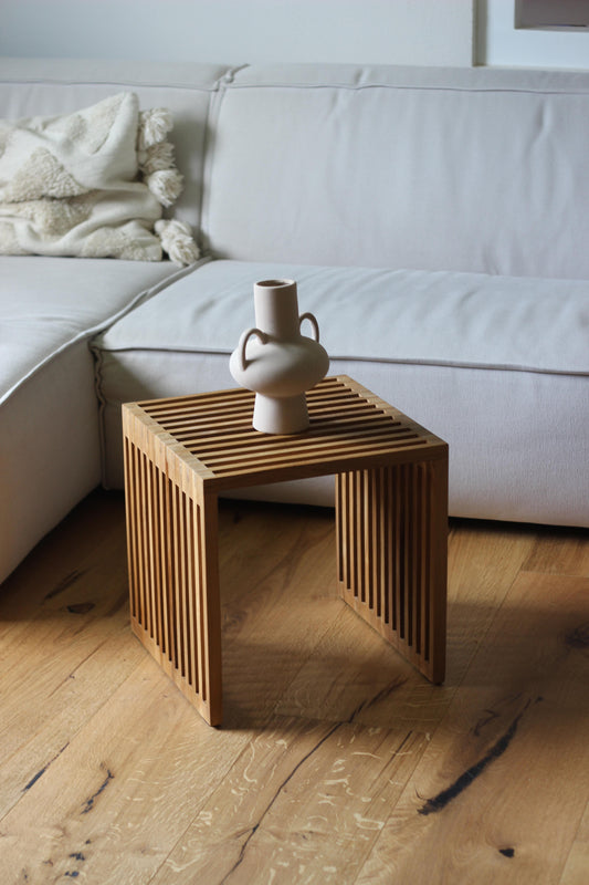 Holztisch mit Lamellen